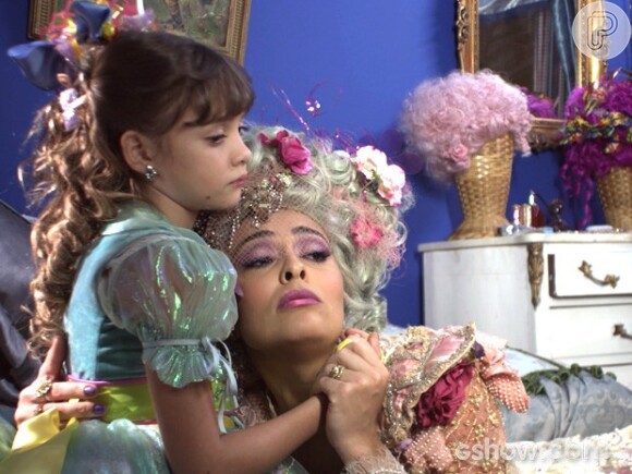 Juliana Paes com Geytsa Garcia como Catarina e Pituca, respectivamente
