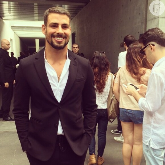 Cauã Reymond está em Milão e apareceu sorridente momentos antes do desfile do estilista Giorgio Armani