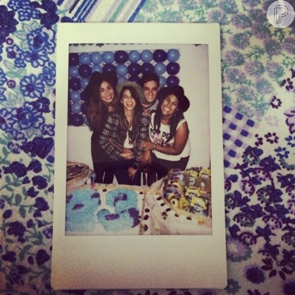 Bruna Marquezine fez uma festa supresa com amigos para Stephannie Oliveira, filha de Bebeto, em 23 de junho de 2014