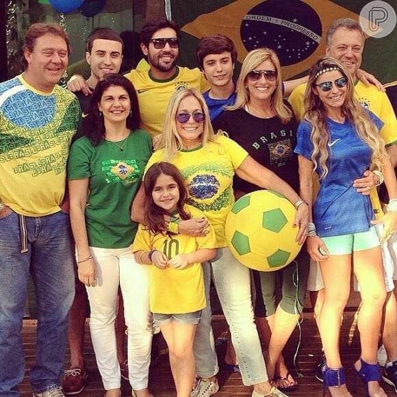 Susana Vieira assistiu à estreia do Brasil na Copa do Mundo ao lado de Sandro Pedroso e do ex-marido, Carson Gardeazabal