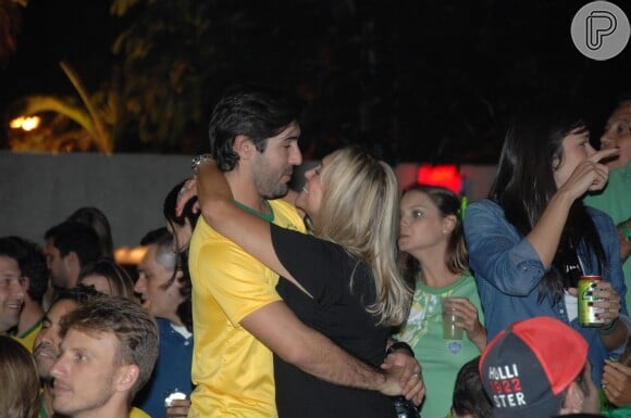 Susana Vieira e Sandro Pedroso retomam relacionamento durante jogo do Brasil, em 23 de junho de 2014