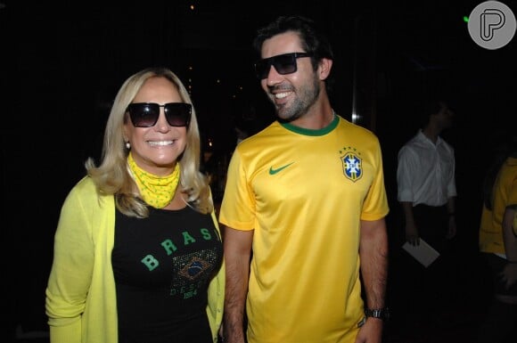 Susana Vieira chegaram de mãos dados com Sandro Pedroso ao Hotel Tivoli, em São Paulo, onde assistiram ao jogo entre Brasil x Camarões