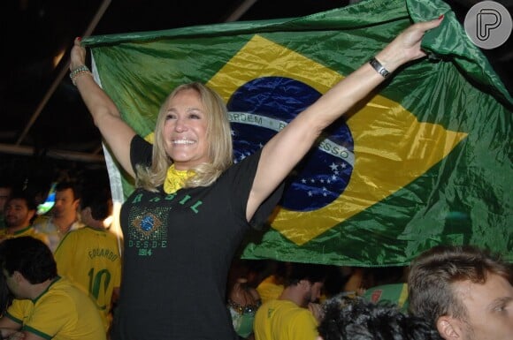 Susana Vieira torce para a Seleção Brasileira durante jogo contra Camarões