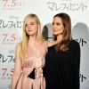 Angelina Jolie e Elle Fanning se divertem em coletiva de 'Malévola' no Japão