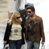 Depois de reatarem, Susana Vieira e Sandro Pedroso trocam carinhos em aeroporto