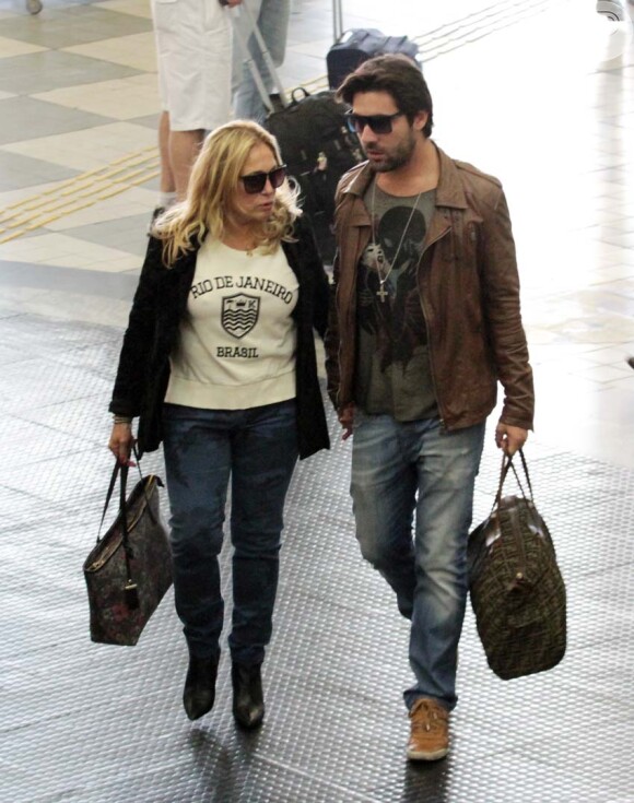 Susana Vieira e Sandro Pedroso foram clicados em clima de romance no aeroporto de Congonhas, em São Paulo, nesta sexta-feira, 27 de junho de 2014