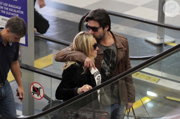 Susana Vieira e Sandro Pedroso não se desgrudaram durante todo o tempo que andaram pelo aeroporto