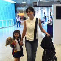 Luiza Valdetaro embarca com a filha, Malu, e brinca com cachorro em aeroporto