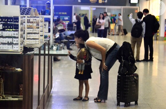 Luiza Valdetaro embarca com a filha, Malu, no aeroporto Santos Dumont, no Rio de Janeiro (27 de junho de 2014)