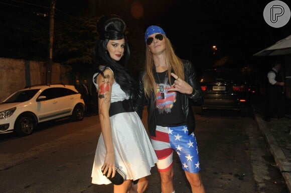 Rodrigo Faro encarna Axl Rose, vocalista do Guns n' Roses, enquanto a mulher, Vera Viel, se veste como Amy Winehouse para festa a fantasia na casa de Faustão, em São Paulo