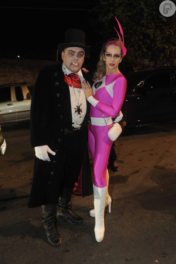 O executivo Marcos Quintela foi fantasiado de Drácula, enquanto sua mulher, Deborah, foi de Power Ranger rosa