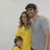 Vestida com a camisa da Seleção Brasileira, Claudia Leitte e o filho Davi posam com Kaká no camarim