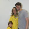 Vestida com a camisa da Seleção Brasileira, Claudia Leitte e o filho Davi posam com Kaká no camarim