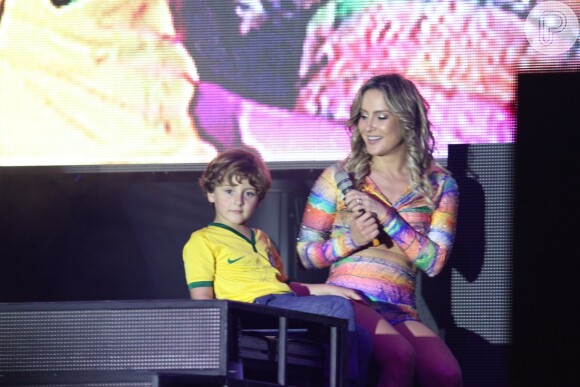 Claudia Leitte canta ao lado do filho Davi durante show no camarote da Brahma, em São Paulo