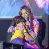 Claudia Leitte abraça o filho Davi durante show no camarote da Brahma, em São Paulo
