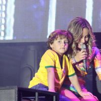 Claudia Leitte recebe os filhos no palco em show de camarote, em São Paulo