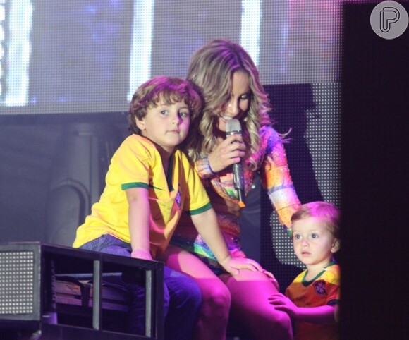 Claudia Leitte canta com os filhos, Davi e Rafael
