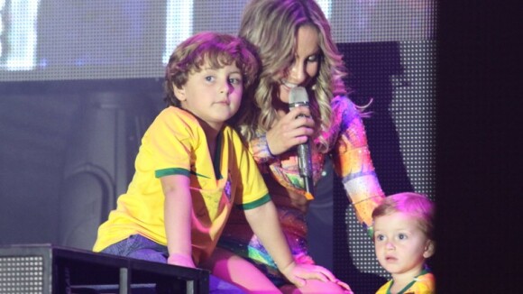 Claudia Leitte recebe os filhos no palco em show de camarote, em São Paulo