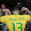 Felipe Titto mostra camisa da Seleção Brasileira personalizada com seu nome