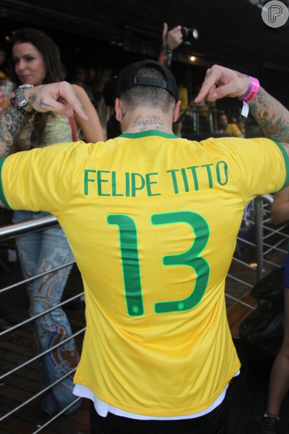 Felipe Titto mostra camisa da Seleção Brasileira personalizada com seu nome