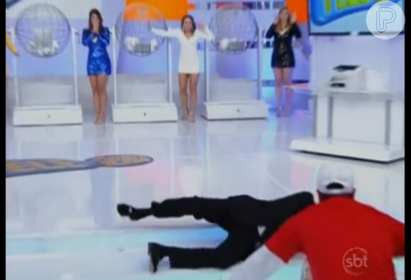 Silvio Santos cai no palco no SBT