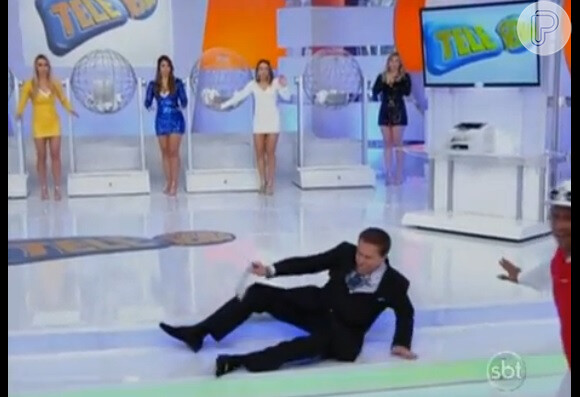 Silvio Santos cai no palco no SBT: 'Não faz mal', disse o apresentador que permaneceu caído no programa exibido neste domingo, 29 de junho de 2014