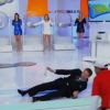 Silvio Santos cai e fica no chão em seu programa no SBT