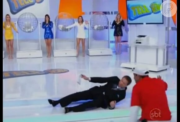 Silvio Santos cai e fica no chão em seu programa no SBT