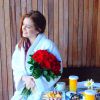 Marina Ruy Barbosa ganha flores vermelhas no seu aniversário de 19 anos (30 de junho de 2014)