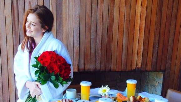 Marina Ruy Barbosa acorda com flores em seu aniversário: 'Mais velha e feliz'