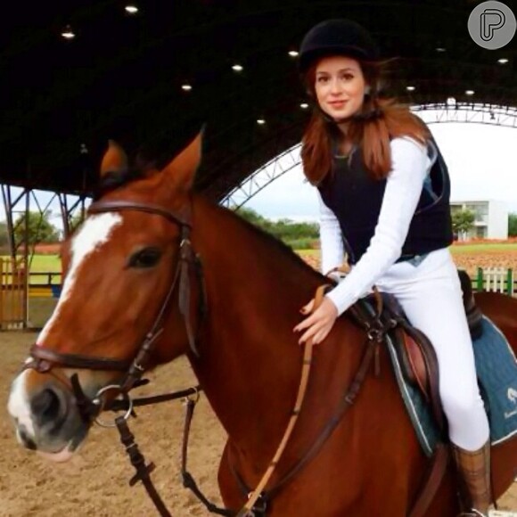 Marina Ruy Barbosa passeia a cavalo em São Paulo