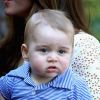 Príncipe George está prestes a completar um ano de vida; pequeno monarca é levado no colo pela mãe, a duquesa Kate Middleton