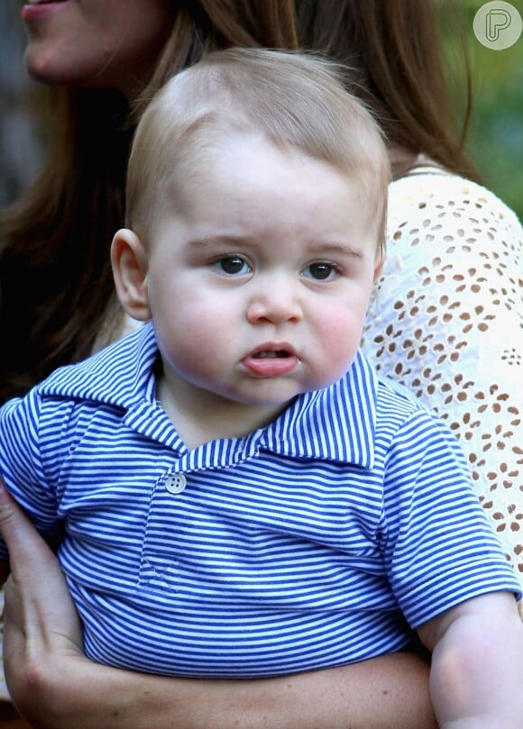 Príncipe George está prestes a completar um ano de vida; pequeno monarca é levado no colo pela mãe, a duquesa Kate Middleton
