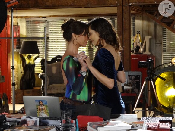 Marina (Tainá Müller) pede Clara (Giovanna Antonelli) em casamento, na novela 'Em Família'