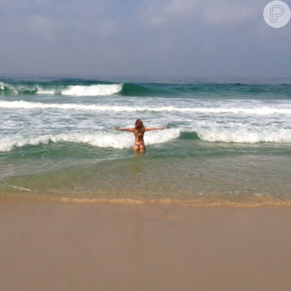 Deborah Secco toma banho de mar após treino na praia, em 1 de julho de 2014