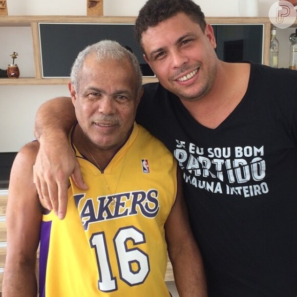 Ronaldo posa sorridente ao lado do pai, Nélio Nazário: 'Forte como um trator! Minha referência' (2 de julho de 2014)
