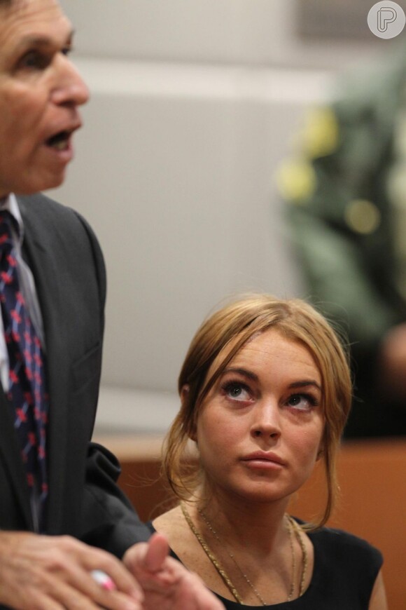 Lindsay Lohan é defendida por Mark Holley depois de correr para comparecer em audiência
