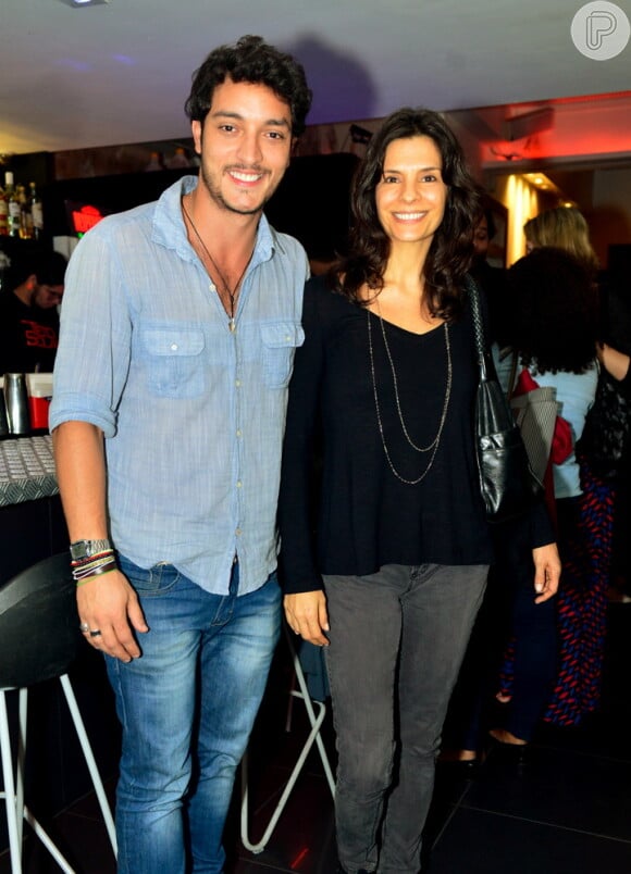 Helena Ranaldi e Allan Souza foi clicados pela primeira vez juntos após iniciarem um romance nos bastidores da novela 'Em Família'
