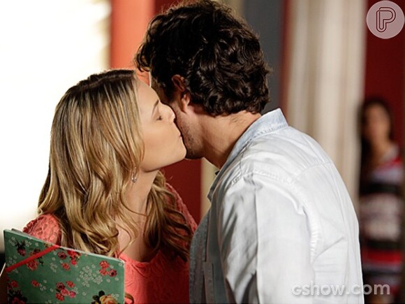 Encantada por Laerte (Gabriel Braga Nunes), Livia (Louise D'Tuani) não resiste e dá um beijo cheio de carinho e malícia no flautista