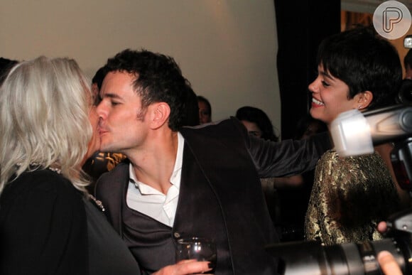 Daniel de Oliveira dá selinho em Vera Holtz na festa de 'O Rebu', com o aval da namorada, Sophie Charlotte, que ri, ao lado