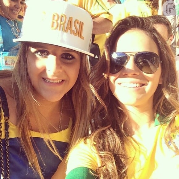 Bruna Marquezine assiste à vitória do Brasil e tira foto com fã no estádio