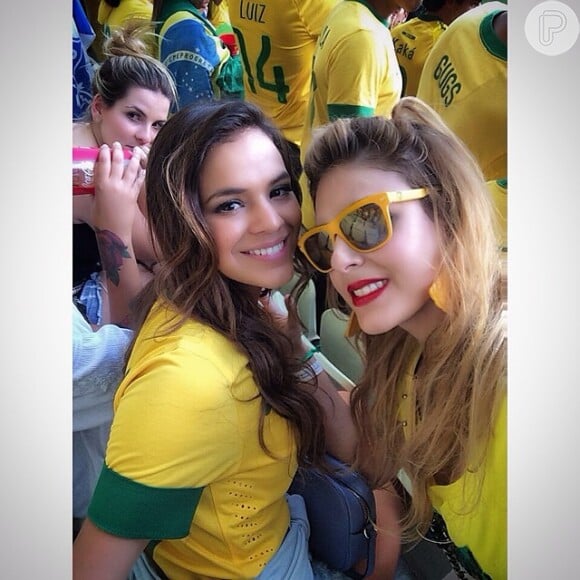 Bruna Marquezine posa com fã em Fortaleza antes do jogo do Brasil