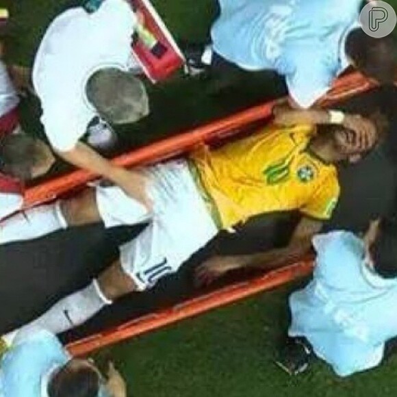 Bruna Marquezine vê Neymar sair do campo em uma maca