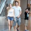 Kayky Brito foi ao shopping com a namorada, na tarde desta segunda-feira, 7 de julho de 2014