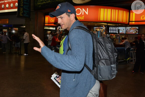 Ashton Kutcher se mostrou incomodado com os paparazzi ao chegar ao aeroporto internacional de Guarulhos, Em São Paulo, na tarde desta segunda-feira, 7 de julho de 2014