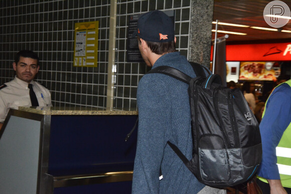 Ashton Kutcher desembarca em São Paulo sozinho, na tarde desta segunda-feira, 7 de julho de 2014