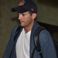 Ashton Kutcher desembarca em SP sem a noiva, Mila Kunis, após viagem à Itália