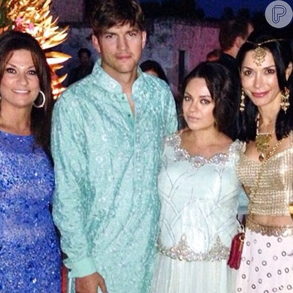No fim de semana, Ashton Kutcher e a noiva, Mila Kunis, estiveram no casamento de amigos com tema indiano na Itália