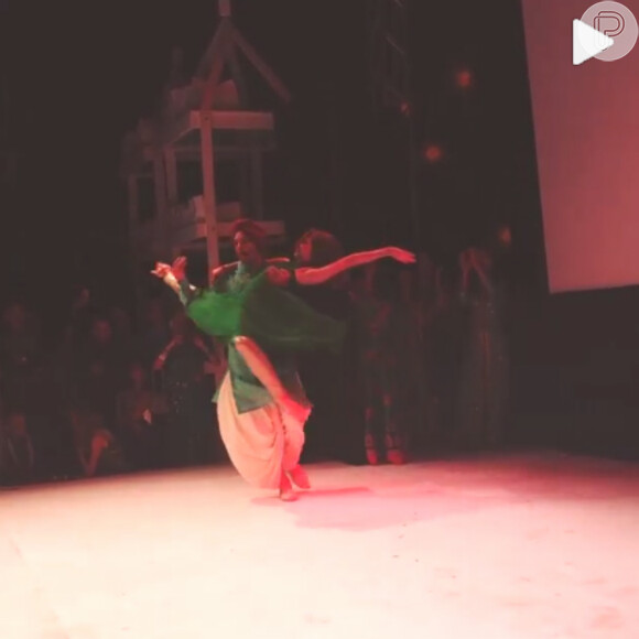 Ashton Kutcher deu um show de dança ao som de música indiana durante o casamento dos amigos Ayesha Thapar e Nikesh Arora no sábado (5), na Itália. A noiva, Mila Kunis, observou a performance na plateia