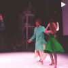 Ashton Kutcher deu um show de dança ao som de música indiana durante o casamento dos amigos Ayesha Thapar e Nikesh Arora no sábado (5), na Itália. A noiva, Mila Kunis, observou a performance na plateia